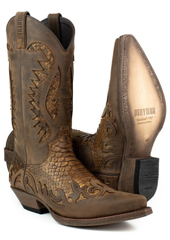 Cowboy boot made of waxed cow leather and genuine python leather with a matt finishing, giving the boot the look of the purest American desert. 