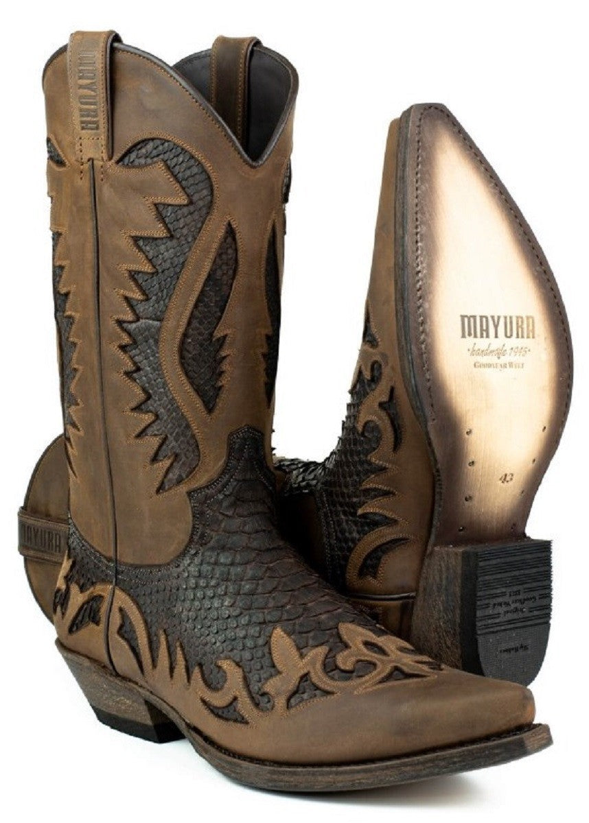 Cowboy boots Desert made of waxed cow leather and genuine python leather with a matt finishing, giving the boot the look of the purest American desert. 