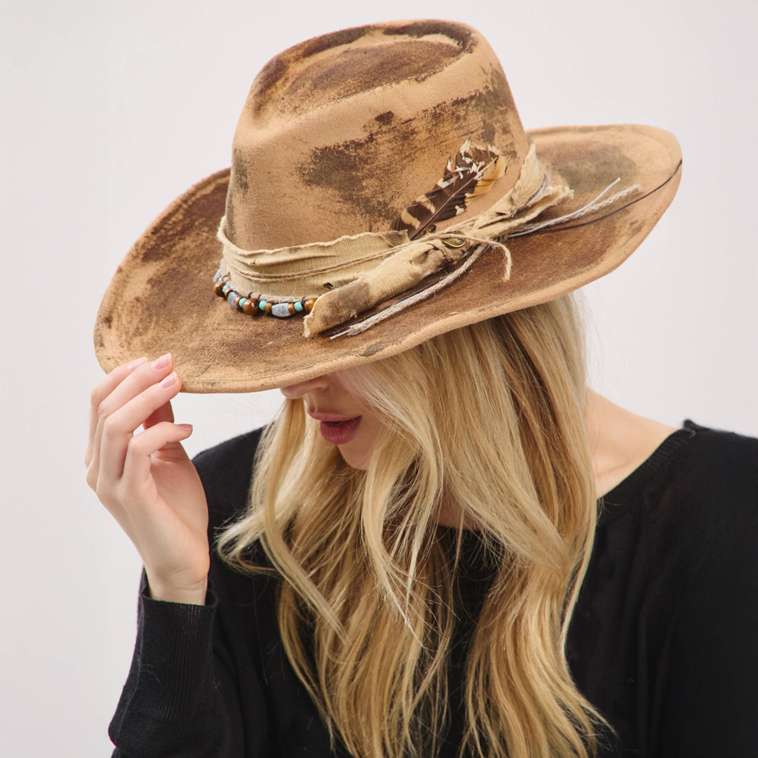 DISTRESSED BEIGE COWBOY SHOW HAT