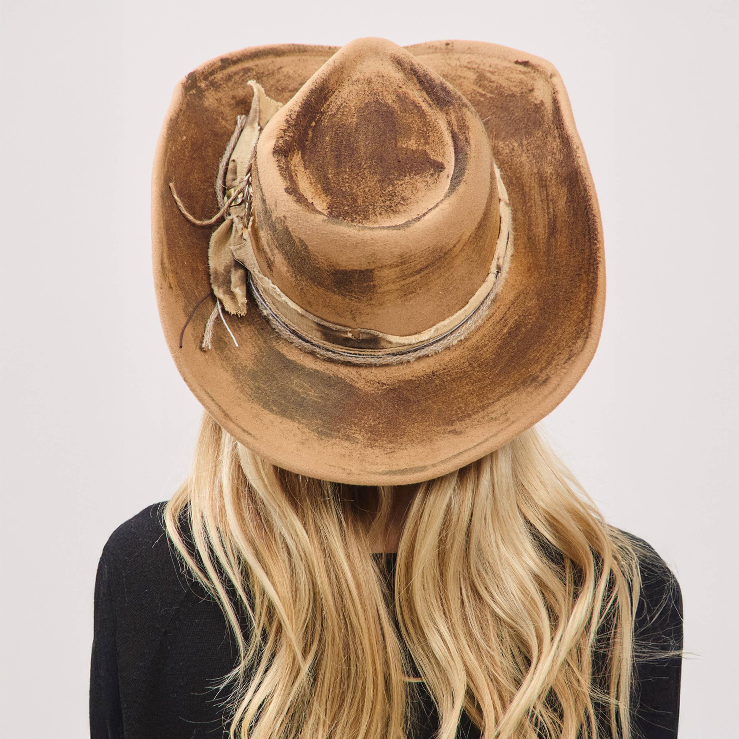 DISTRESSED BEIGE COWBOY SHOW HAT