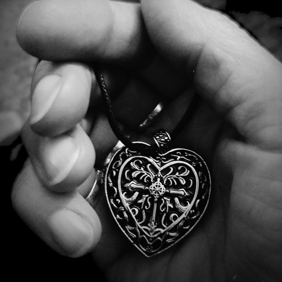 PENDANT CROSS ON THE HEART