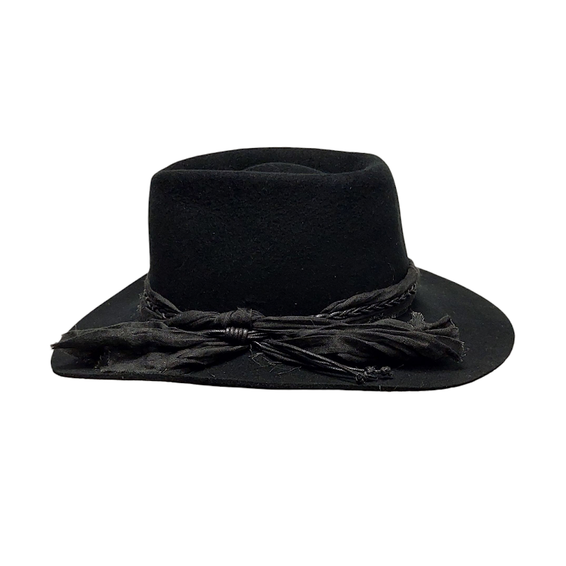 Kvaliteetne must villavildist läänemüts iseloomuliku musta marlipaelaga. Westerni villavildist müts El Loco ühendab julge kauboi stiili esmaklassilise ilmastikukindla konstruktsiooniga. Valmistatud 100% kvaliteetsest villavildist ning sellel on silmatorkav must marli ja must punutud nahkmütsipael. See must Westerni müts annab autentse iseloomu ja on usaldusväärne funktsionaalsus õues seiklusteks, rantšotöödeks ja erilisteks sündmusteks.