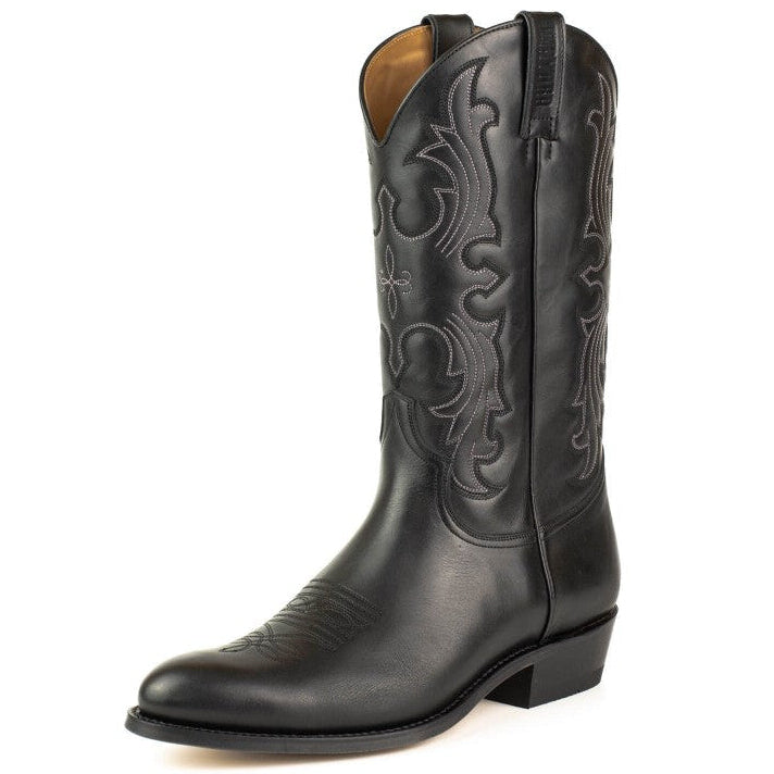Denver 2627 Box Negro - Classic Western Cowboy Boots. Step into authentic Western heritage with the Denver 2627 Box Negro boots. These timeless cowboy boots blend classic styling with modern comfort, making them perfect whether you're new to Western wear or a seasoned enthusiast seeking a refined, understated look.