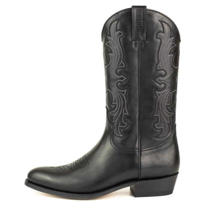 Denver 2627 Box Negro - Classic Western Cowboy Boots. Step into authentic Western heritage with the Denver 2627 Box Negro boots. These timeless cowboy boots blend classic styling with modern comfort, making them perfect whether you're new to Western wear or a seasoned enthusiast seeking a refined, understated look.