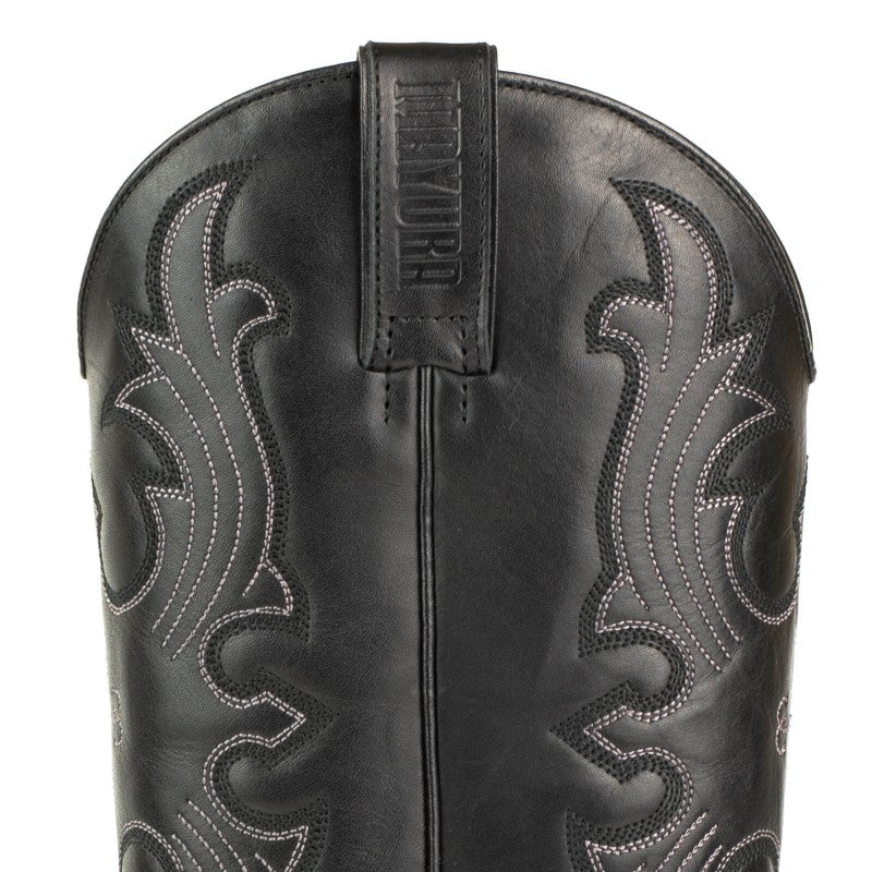 Denver 2627 Box Negro - Classic Western Cowboy Boots. Step into authentic Western heritage with the Denver 2627 Box Negro boots. These timeless cowboy boots blend classic styling with modern comfort, making them perfect whether you're new to Western wear or a seasoned enthusiast seeking a refined, understated look.