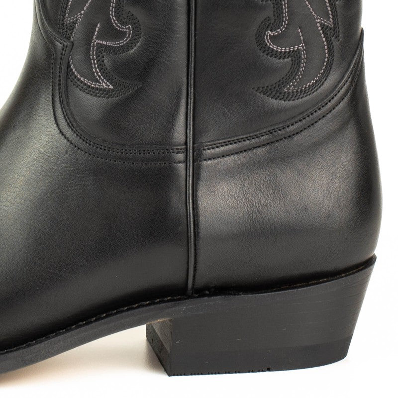 Denver 2627 Box Negro - Classic Western Cowboy Boots. Step into authentic Western heritage with the Denver 2627 Box Negro boots. These timeless cowboy boots blend classic styling with modern comfort, making them perfect whether you're new to Western wear or a seasoned enthusiast seeking a refined, understated look.