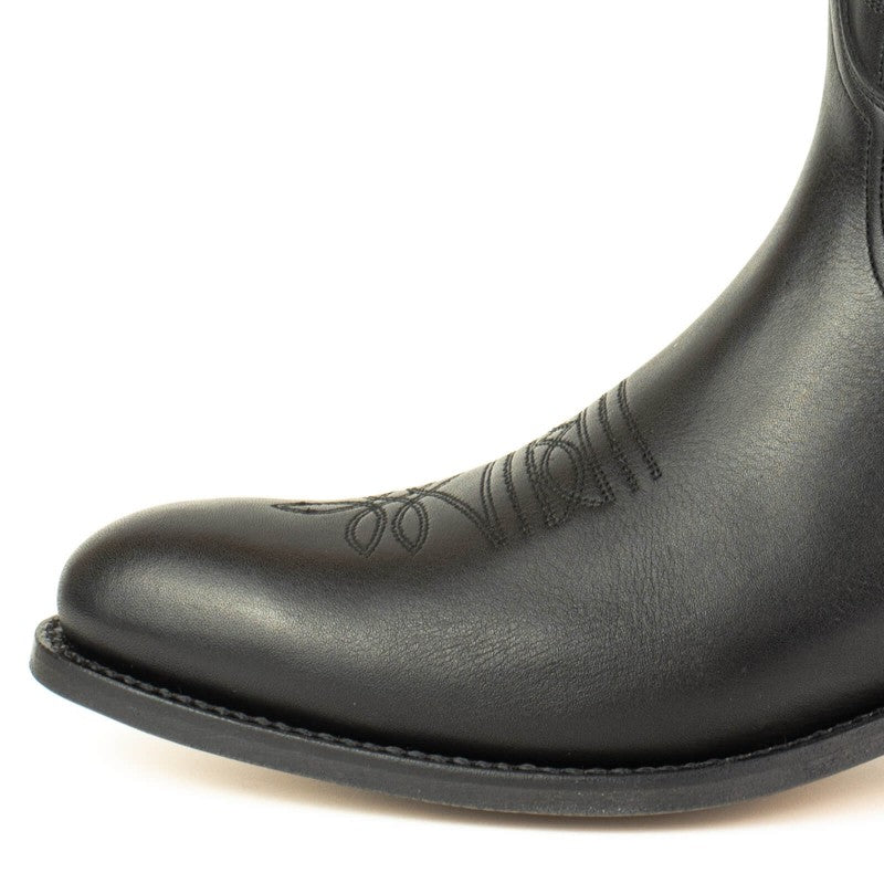 Denver 2627 Box Negro - Classic Western Cowboy Boots. Step into authentic Western heritage with the Denver 2627 Box Negro boots. These timeless cowboy boots blend classic styling with modern comfort, making them perfect whether you're new to Western wear or a seasoned enthusiast seeking a refined, understated look.