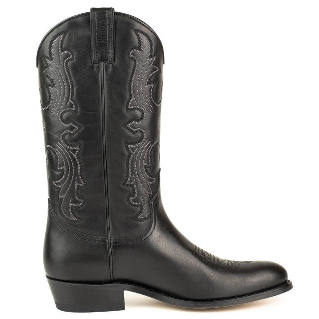 Denver 2627 Box Negro - Classic Western Cowboy Boots. Step into authentic Western heritage with the Denver 2627 Box Negro boots. These timeless cowboy boots blend classic styling with modern comfort, making them perfect whether you're new to Western wear or a seasoned enthusiast seeking a refined, understated look.
